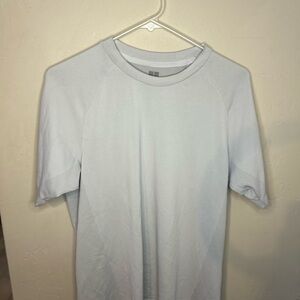 Uniqlo Men's Light Gray Short Sleeve Tee
